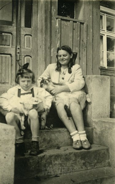 KKE 5014.jpg - Fot. Na schodach. Portret. Dwóch młodych dziewczyn, Toruń, 1946 r.